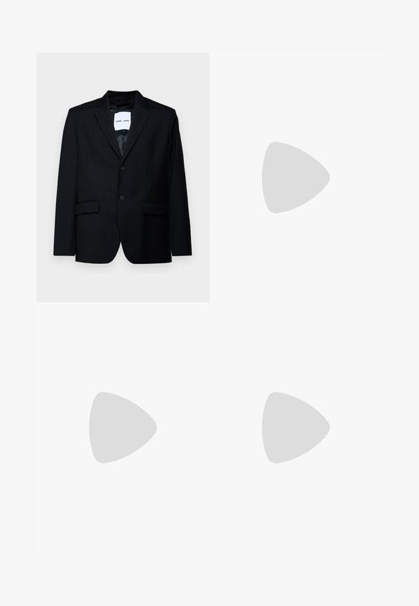 Blazer negro a rayas con un tejido suave, que presenta un solapa con muesca, cierre de dos botones y dos bolsillos frontales. El interior tiene un forro suave.; Sudadera blanca hecha de tejido suave, con un bolsillo frontal, cordones y texto del logo en relieve en el pecho. Puños y dobladillo acanalados.; Pantalones anchos negros con cintura abotonada y dobladillos con puños, exhibidos sobre un fondo blanco liso.; Zapato de vestir de cuero negro con punta redonda, superficie lisa, detalles de cordones y suela de goma texturizada baja. Líneas limpias y diseño minimalista.