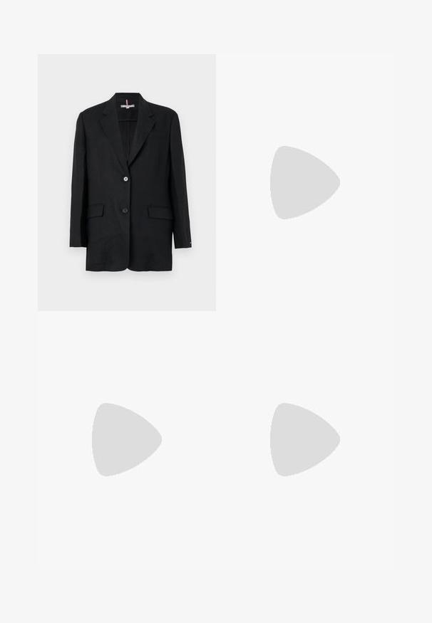 Sort linned blazer med en spids slagkrave, to-knaps lukning, for- og brystlommer. Minimalistisk design og struktureret silhuet.; Sort turtleneck skjorte lavet af strækbart stof. Den har lange ærmer, en tætsiddende pasform og en glat tekstur uden mønstre eller dekorationer.; Bredde bukser i sort lavet af et let stof. Har en glat overflade, høj talje og minimale syninger.; Sorte patenterede lædermuler med spids tå, en buet design og en lav blokhæl, der har dekorativ syning langs overdelen.