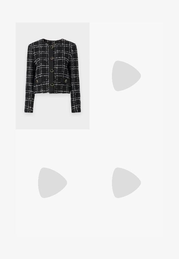 Giacca a scacchi in bianco e nero con colletto rotondo, cinque bottoni circolari color oro e due tasche a patta decorative. Materiale texturizzato.; Blusa crema con colletto alto, dettaglio con fiocco, maniche lunghe e una leggera lucentezza; presenta accenti decorativi a catena nel collo.; Gonna a scacchi bianca e nera realizzata in tessuto testurizzato, con due tasche frontali con accenti neri e una ferramenta circolare dorata.; Alti stivali in pelle nera dal design elegante, punta affusolata e dettagli in catena dorata alla caviglia. Tacco a blocco basso. Texture liscia.