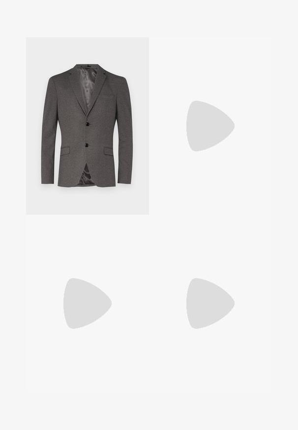 Blazer grigio realizzato in tessuto testurizzato, con due bottoni neri, una tasca sul petto, due tasche frontali e una fodera morbida simile alla satin. ; Camicia a maniche lunghe blu chiaro realizzata in tessuto liscio, con colletto tradizionale e bottoni blu scuro che scorrono lungo la parte anteriore.; Pantaloni sartoriali grigio chiaro realizzati in tessuto strutturato, con una tasca posteriore singola e cuciture pulite.; Scarpa nera in pelle con lacci, punta tonda, texture liscia, cuciture minime e tacco in gomma basso. Logo sul tacco.