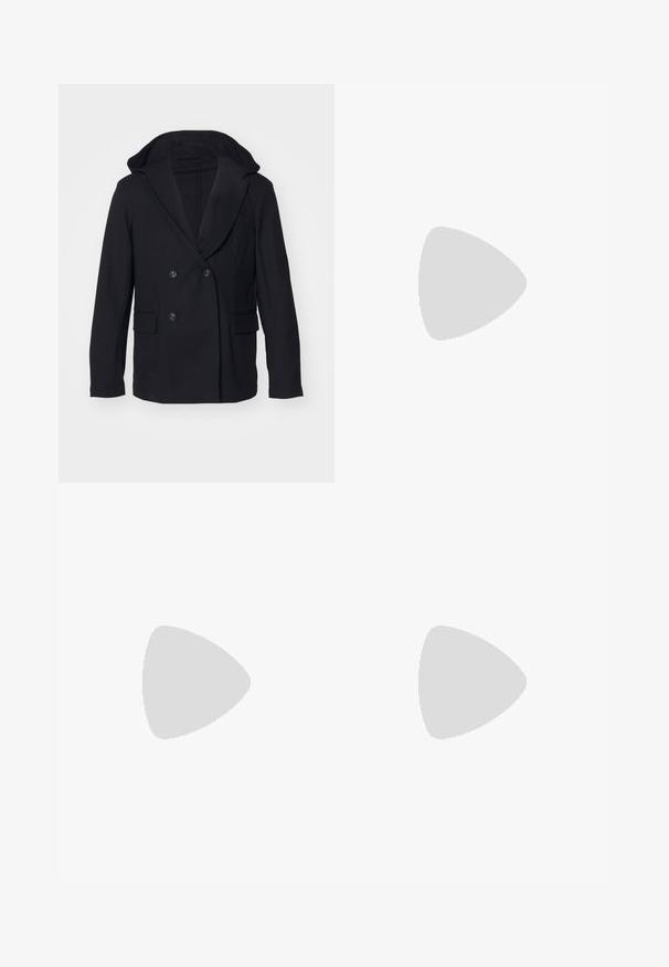 Emporio Armani GIACCA - Pikkutakki - nero; Vaaleanharmaa pitkähihainen villapaita, joka on valmistettu pehmeästä neulottu materiaaleista. Siinä on pyöreä kaula-aukko sekä ribbaus hihansuissa ja helmassa. Yksinkertainen, koristelematon muotoilu.; Navy sininen, muotonsa mukainen housut suoran lahkeen designilla, etupuolella laskokset, nappikiinnitys ja ilman näkyviä taskuja. Sileä kangas.; Musta nahkakenkä, jossa on matala profiili, pyöreä kärki ja nauhakiinnitys; siinä on tekstiilipohja ja logoyksityiskohta kantapäässä.