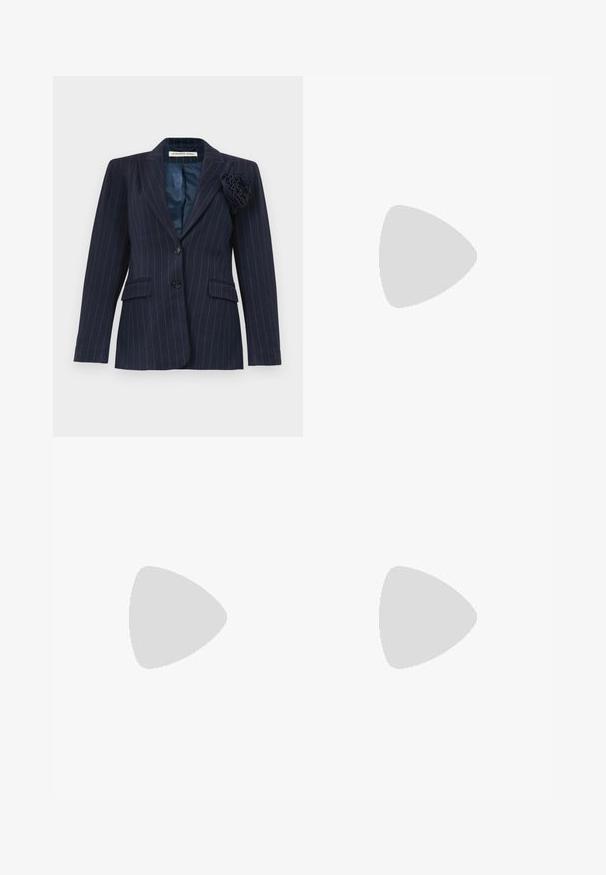 Navy blue pinstripe blazer with two buttons, flap pockets, a notched collar, and a fabric flower pinned on the left lapel.; White button-up shirt made of lightweight fabric. Features a classic collar, two chest pockets, and a slightly longer back hem.; Dark gray pinstripe tailored trousers with belt loops and a straight-leg fit laid flat on a white background.; Paul Smith TOPANGA - Ballet pumps - black
