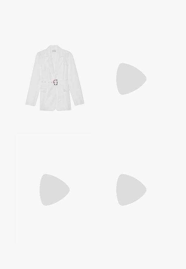 Weißer Blazer mit tailliertem Schnitt, zwei vorderen Taschen, Reverskragen und strukturiertem Stoff. Mit silbernem Zubehör am Gürtel.; Cremefarbenes ärmelloses Top mit V-Ausschnitt und Raffung an den Seiten, aus weichem, dehnbarem Material gefertigt. Das Etikett trägt die Aufschrift "ANNA FIELD."; Grünes geripptes Crop-Top mit dünnen Trägern, kombiniert mit hochgeschnittenen schwarzen Schlaghosen und schwarzen Flip-Flops vor einem neutralen Hintergrund.; Schwarze Wildleder-Plateau-Stiefeletten mit dicken Blockabsätzen, die über einen gefalteten Schaft und sichtbare Nähte verfügen. Rutschfeste Gummisohle.