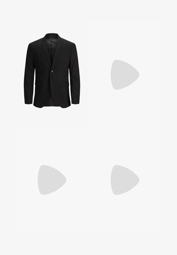 Schwarze Anzugjacke mit einem Knopfverschluss, schlanker Schnitt, Reverskragen und zwei Vorderaschen. Glattes Gewebe mit einem klaren, formellen Design.; Schwarzer Rollkragenpullover in Rippoptik, mit langen Ärmeln und einer taillierten Silhouette. Verfügt über gestrickte Details am Kragen und an den Bündchen.; Schwarze Hose aus glattem Stoff mit Frontfalten, einem Knopfbund und schmal zulaufenden Knöchelbündchen. Klassische, taillierte Silhouette.; Schwarze Leder-Loafer mit glatter Oberfläche, abgerundeter Spitze, dekorativen Nähten und leicht erhöhtem Absatz.; Sonnenbrille mit einem transparenten Kunststoffrahmen, grauen Gläsern, durchgehender Bauweise und Logo-Detail an der Seite. Glatte Textur mit gebogenen Bügeln.; Schwarze Lederhandschuhe ohne Finger mit strukturiertem Finish. Zu den Merkmalen gehören vier Fingerlöcher, verstärkte Nähte und ein Druckknopfverschluss.