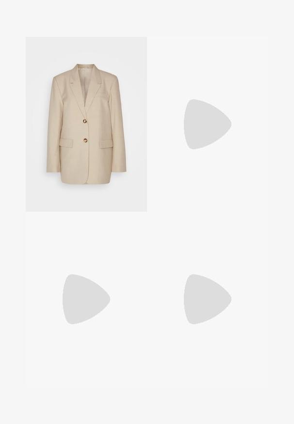 Beige Leinenblazer mit Reverskragen, zwei Vordertaschen und goldfarbenen Knöpfen. Hat eine taillierte, strukturierte Silhouette.; Ärmelloses Kleid aus weichem, leichtem Stoff; cremefarbener Hintergrund mit schwarzen Punkten; drapierter Halsausschnitt und fließende Silhouette.; Schwarze Lackleder-Stiletto-Pump mit spitzem Zehenbereich und glatter, glänzender Oberfläche; hoher, schlanker Absatz; minimalistisches Design.; Weiße Lederhandtasche mit abgerundeter Form, ausgestattet mit einem geprägten "CK"-Logo auf der Vorderseite und einem Einzel-Schultergurt. Reißverschluss oben.