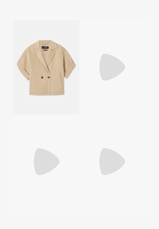 Giacca beige doppiopetto con maniche corte, caratterizzata da un colletto a punte e due tasche frontali, realizzata in un morbido tessuto testurizzato.; MM SAPORE - Camicia - mud; Una gonna a forma A bianca realizzata in un tessuto liscio, con vita aderente e una silhouette svasata che scende dolcemente fino a metà polpaccio.; Mule bianco in rete con punta appuntita, tacco medio sottile e design slip-on su uno sfondo semplice.