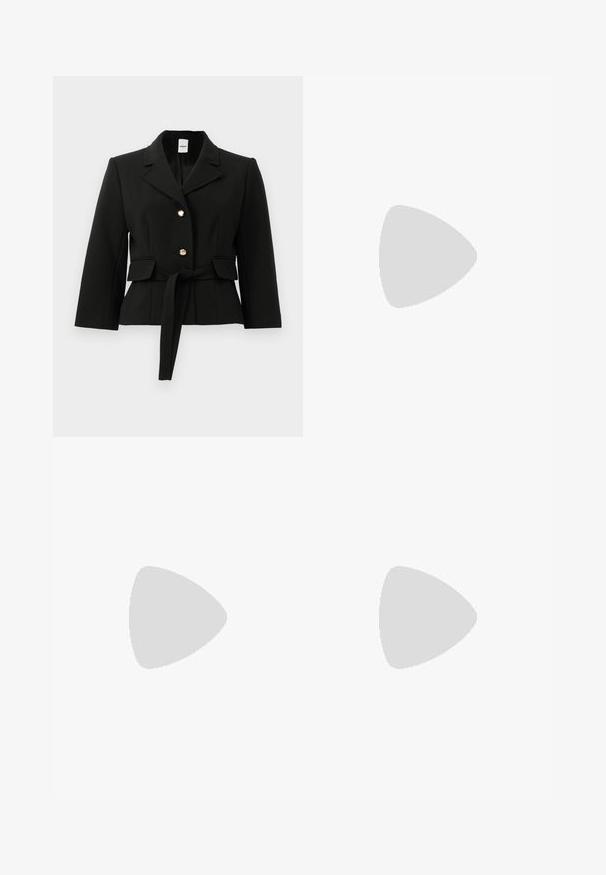 Črn tailored blazer z reverji, dvema zlatima gumboma, žepoma s flapom in pasom iz iste tkanine zavezanem okrog pasu.; Mornarska kopalna obleka z zaobljenim izrezom, belim robom okoli robov in elegantnim, oprijetim dizajnom za aerodinamičen videz. Gladka tekstura.; Temno rjave hlače z visokim pasom in širokimi nogavicami, s sprednjimi gubami in dekorativnimi žepi s poklopcem na gumb blizu pasu.; Črne usnjene čevlje z brogu podrobnostmi, ki vključujejo dva zaponka, okroglo konico in nizko peto. Gladka tekstura z sijočim zaključkom.