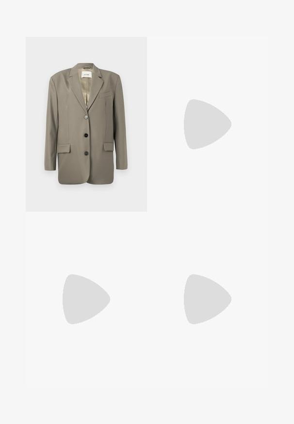 Υπερμεγέθη γκρι σακάκι με καμπυλωτά πέτα, δύο μπροστινές τσέπες, τρία μαύρα κουμπιά και σατέν επένδυση. Μινιμαλιστικός σχεδιασμός με δομημένο σχήμα.; Ριβέ αμάνικο μπλουζάκι σε ανοιχτό μπεζ με στρογγυλή λαιμόκοψη. Διαθέτει μια διακριτική λογότυπο 'BOSS' μπροστά. Κατασκευασμένο από μαλακό, ελαστικό ύφασμα.; Μαύρο παντελόνι σε γραμμή φαρδιάς καμπάνας με λεία υφή, διαθέτοντας πιέτες μπροστά και ψηλή μέση. Κατασκευασμένο από ελαφρύ ύφασμα.; Μαύρες δερμάτινες μπαλαρίνες με αιχμηρή μύτη και χαμηλό, τετράγωνο τακούνι. Λείος υφασμάτινος σχεδιασμός. Ανοιχτή πλάτη με μινιμαλιστική διακόσμηση.; Μαύρη δερμάτινη τσάντα ώμου με τετράγωνη λαβή, με υφή και ανάγλυφο λογότυπο. Περιλαμβάνει αποσπώμενο ιμάντα.