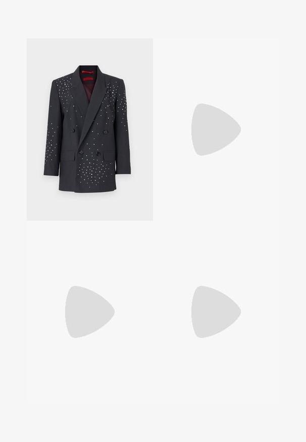 MAX&Co. VISCHIO - Blazer - mittelgrau melange; Witte korte mouwen t-shirt van ribstof. Ronde halslijn, normale pasvorm en subtiele stiksels. Geen patronen of grafische elementen.; Wijde broek in donkergrijze stof, met zilveren versieringen die in een gradient patroon aan één kant zijn verspreid. Op maat gemaakte taille met riemlussen.; Zwarte leren ballerina met een ronde neus, gladde textuur, minimale stikdetails en een flexibele zoolontwerp.