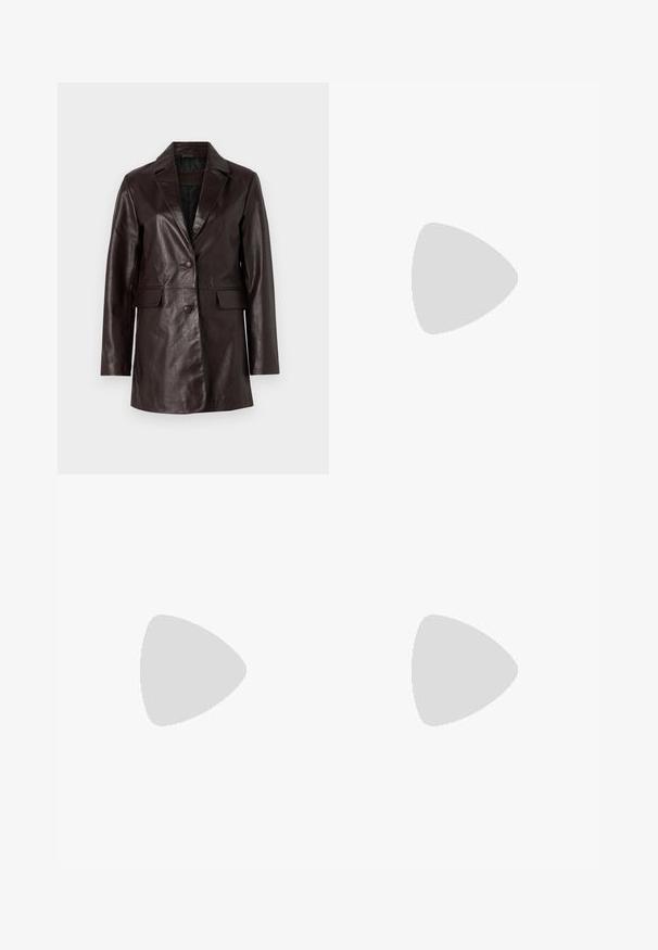 Brun läderblazer med en enkel knappstängning, markerade slag, sidofickor och en slät yta. Skräddarsydd passform, långa ärmar.; Svart bomull t-shirt med en vit grafisk print av ordet "KÄRLEK" och två körsbär i form av ett hjärta, tillsammans med varumärkestext och datum.; Svart läder mini kjol med en mjuk textur, synliga sömdetaljer och en rak klippdesign. Inga fickor eller utsmyckningar.; Svart läderankelboot med en slät yta, spetsig tå och en kraftig hög klack. Har en sidöppning och ett minimalistiskt design.