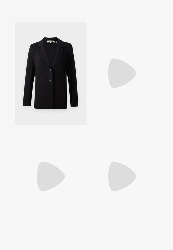 Čierny blazer s klopovým golierom, dvoma prednými gombíkmi a upravenými švami. Vyrobený z hladkej tkaniny, s dlhými rukávmi a štruktúrovaným strihom.; Svetlomodrá blúzka s hnedým čipkovým akcentom a pruhovaným vzorom. Má špicatý golier, zapínanie na gombíky a rozšírené rukávy.; Široké čierne nohavice s textúrovaným povrchom, obsahujúce plochý pás a dve bočné vrecká. Tkanina vyzerá ľahko a priedušne.; Čierne kožené lodičky na odkryté päte s špicatou špičkou, nastaviteľným pásikom a elegantným ihlovým podpätkom, s hladkým povrchom.