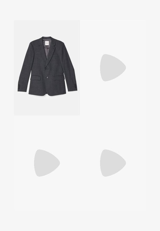 Blazer grigio su misura realizzato in tessuto intrecciato, con chiusura a singolo bottone, due tasche frontali e revers a punta.; Camicia beige a maniche lunghe realizzata in tessuto intrecciato, con due tasche sul petto, colletto a punta e chiusura frontale con bottoni. Texture liscia.; Pantaloni grigi su misura con un sottile motivo a quadri, design a gamba dritta e una texture del tessuto liscia. Presentano passanti per cintura e una chiusura con zip.; Mocassino in pelle nera con finitura lucida, punta arrotondata, dettagli di cucitura sottili e suola in gomma spessa per una maggiore durata.