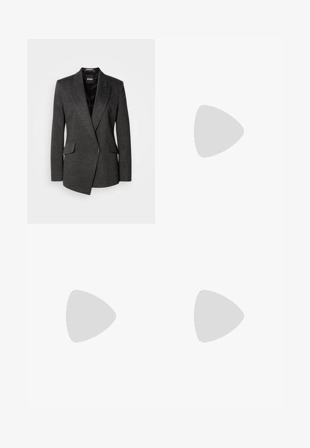 Blazer gris foncé en tissu texturé, avec des revers en pointe et un design à un seul boutonnage. Comprend deux poches avant et un devant superposé.; Débardeur noir en tissu côtelé, avec un décolleté en forme de rond et une coupe ajustée. Coutures plates et sans ornements. Design simple et épuré.; Pantalons grisonnants évasés en tissu texturé. Présentent un devant plat, une silhouette ajustée et un motif en chevron subtil sur l'ensemble.; HUGO KATNISS - Escarpins à talons hauts - natural; Boucles d'oreilles en argent au design minimaliste. Forme circulaire, texture lisse et profil fin. Légères avec une finition polie.