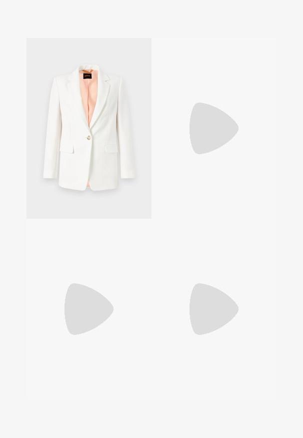 Blazer bianco con revers a punta, chiusura a un bottone e due tasche frontali. Foderato in morbido tessuto pesca. Texture liscia, vestibilità sartoriale.; Canotta bianca con una texture a coste, scollatura rotonda e logo ricamato nero al centro, con dettagli a forma di farfalla.; Pantaloni bianchi in cotone con design a gamba dritta, caratterizzati da una vita a media altezza e senza hardware o motivi visibili. Tessuto liscio su tutta la superficie.; Scarpa slingback a punta in pelle bianca sporca, caratterizzata da un tacco basso e un design con ritagli, dal texture liscia e con accenti minimi.