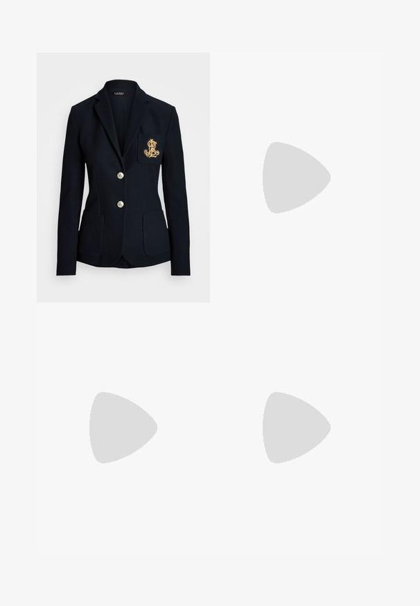 Blazer navy con vestibilità su misura, bottoni dorati, due tasche frontali e logo ricamato sulla tasca sinistra del petto. Tessuto testurizzato.; Camicia bianca con bottoni a pressione realizzata in cotone morbido, con colletto classico, orlo dritto e bottoni beige lungo la parte anteriore.; Jeans in denim blu chiaro a gamba larga con vita alta, aree sbiadite, cinque tasche e cuciture a contrasto. Classico bottone e chiusura con zip.; Tacchi slingback in pelle lucida beige con punta affusolata e tacco di 5 cm, caratterizzati da lati traforati e una sottile fascia alla caviglia.; Occhiali da sole tartarugati con lenti ovali allungate, tonalità marrone, accenti dorati con logo sulle tempie e aste nere eleganti.