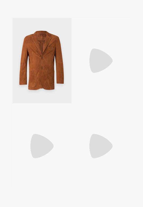 Rjav semenski blazer z izrezanim ovratnikom, dvema sprednjima žepoma in dvema gumboma, ki se ponaša z gladko teksturo in prilagojenim krojem.; Temno zelena jopica iz teksturirane volnene mešanice, z okroglim izrezom in dolgimi rokavi, z rebrastimi manšetami in robom.; Bež hlače s ravnim krojem, z elastičnim pasom, plisejem na sprednji strani in gladko teksturo. Preprost, vsestranski dizajn.; Mornarsko modre semiš nizke superge z belim podplatom, mornarskimi vezalkami in z zlatim logotipom "Filling Pieces" na strani.