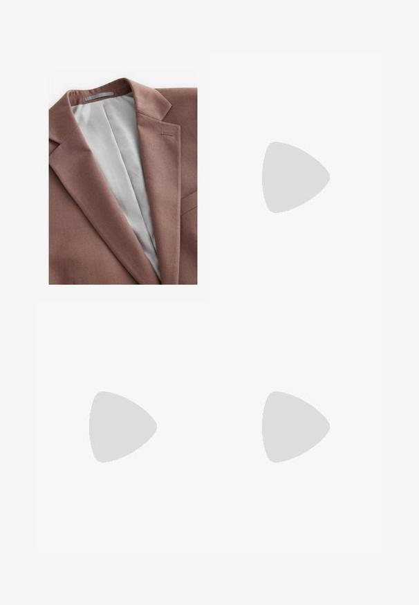 Brun struktureret blazer med en rebrom og en lys grå indvendig foring, der har en enkelt knaphul på den venstre krave.; Hvid langærmet skjorte med button-down krave og frontplacket, båret med mørke skræddersyede bukser. Glat stof, rent design.; Next REGULAR FIT -CHECK SMART - Chino - black; Sorte læder loafers med en glat finish, der har et syet design og et dekorativt metal kædeaccent hen over vamps. Flad hæl.