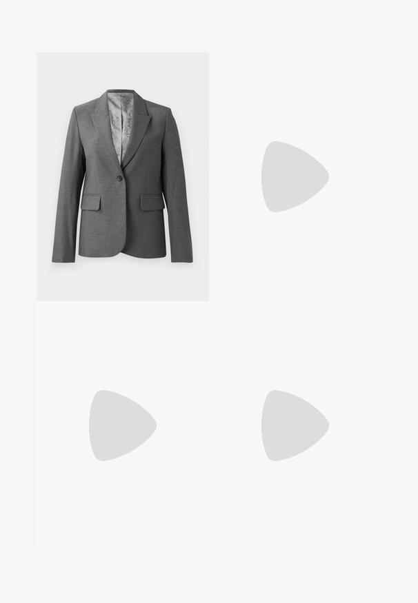 Blazer gris ajustado con solapas de pico, cierre de un solo botón, dos bolsillos frontales y un forro liso con patrón. Corte estándar con mangas largas.; Blusa blanca con cuello alto, mangas largas, plisados verticales, acentos de encaje y cierre de botones en la parte delantera. Tejido ligero con textura semitranslúcida.; Pantalones de pierna ancha en un tejido texturizado. Presentan pliegues frontales, una cintura ajustada y un acabado pulido, ideales para entornos formales.; Bailarina de piel negra con punta redondeada, textura suave, detalle de costura minimalista y diseño de suela flexible.; Bolso de mano de cuero azul con una forma estructurada, doble asa corta, correa desmontable, herrajes en tono plateado y logo de la marca en relieve.