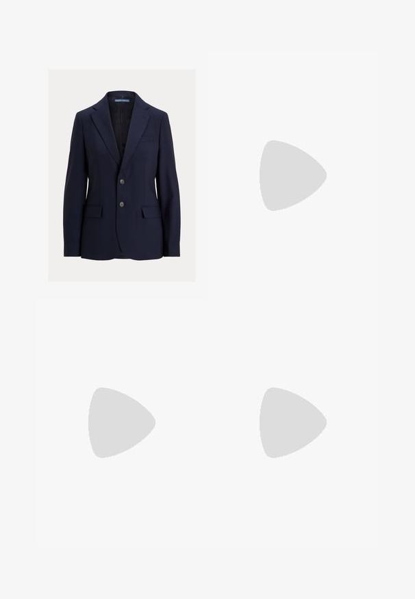 Blazer su misura blu navy con revers a tunica, due tasche anteriori a pattina, chiusura a due bottoni e taschino sul petto, etichetta Polo Ralph Lauren all'interno.; Camicia bianca a maniche lunghe con colletto a punta e una tasca sul petto, stesa piatta su uno sfondo bianco.; Jeans in denim nero a gamba larga con un sottile motivo a righe verticali, dotati di cinque tasche e una chiusura a bottone classica in vita.; Décolleté in vernice nera con punta arrotondata, piccolo fiocco decorativo sul fronte e tacco a blocco basso. Texture liscia su tutta la superficie.; Borsa a spalla in pelle nera con due manici lunghi, parte superiore arricciata e un accento circolare dorato. Texture liscia con un design minimalista.