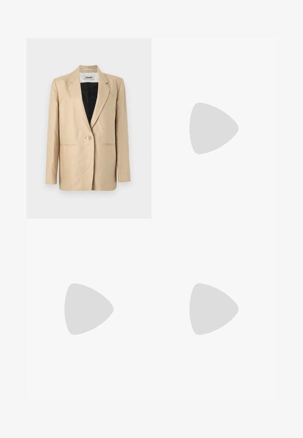Beiger Blazer aus leichtem Stoff mit schmalem Revers, einem Knopfverschluss und zwei Fronttaschen. Das Innenfutter ist schwarz.; Hellgrauer, gerippter Rollkragenpullover mit langen Ärmeln. Weicher Stoff, figurnahe Passform, mit hohem Kragen und nahtlosem Finish.; Hellebeige Baumwollhose mit weitem Bein, flachem Frontteil und Falten, Gürtelschlaufen und Umschlägen an den Säumen. Glatte Textur und lässiges Design.; Braune Ledersandale mit dünnem Riemendesign, ausgestattet mit einer goldfarbenen Schnalle und einer flachen schwarzen Sohle mit Zickzackkante.