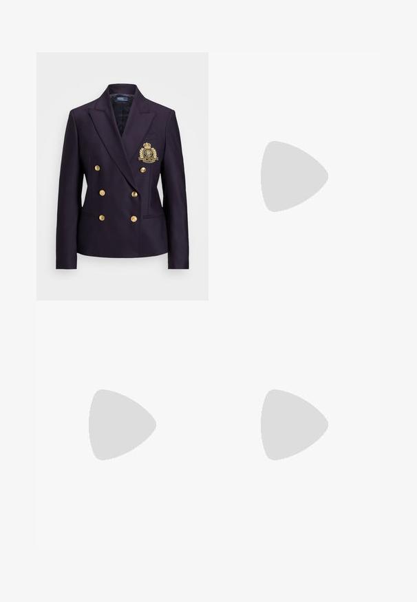 Námornícky dvakrát zapínaný blazer so zlatými gombíkmi, klopovými límci a vyšívaným erbem na ľavom prsníku. Hladká textúra látky.; Černé bavlněné tričko s bílým logem "J.Lindberg" na hrudi. Krátké rukávy, kulatý výstřih a standardní střih.; Tmavě modré kalhoty vysokého pasu s předním zapínáním na knoflík a páskem, s tapered nohavicemi a bočními kapsami.; Bílé sportovní tenisky se šedými akcenty, texturovaným svrškem, silnou podrážkou a kontrastním černým detailem na patě. Systém šněrování s síťovinovými panely.