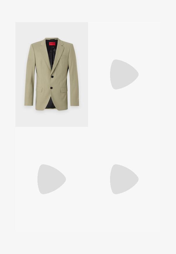 Blazer verde claro con solapas de muesca, dos botones negros y un bolsillo en el pecho. Presenta un forro de satén negro contrastante.; Camisa blanca de manga larga y botones, hecha de algodón, que presenta un cuello clásico, botones en la parte delantera y un detalle de costura minimalista.; Pantalones caqui con corte ajustado, confeccionados en una tela suave. Presentan pliegues frontales, trabillas para cinturón y cierre de cremallera.; Mocasines de cuero negro con un acabado suave, punta redondeada y costuras decorativas en la parte superior. Tacón bajo apilado y un ligero brillo.