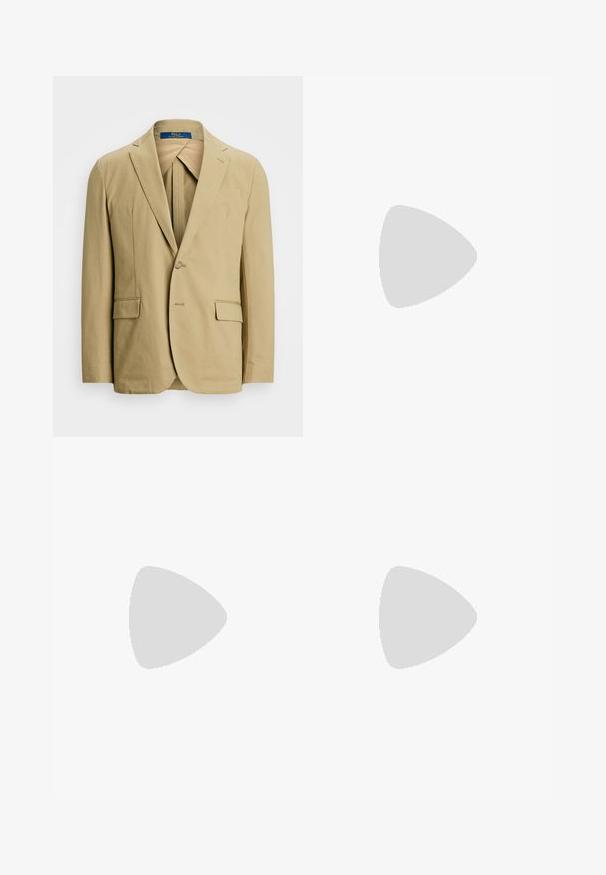 Beige bomull blazer med spiss lapel, en knapp lukk og to frontlommer. Glatt tekstur med minimale søm detaljer.; Hvit polo skjorte laget av bomull, med klassisk krage, tre-knapps ståkrage og lomme på venstre bryst; liten logo ved kanten.; Mørkeblå skreddersydde bukser med strikk i livet, plisserte front og avsmalnende ankel. Laget av et glatt, lett stoff.; Beige semsket slip-on sko med rund tå, minimal søm og gummisåle. Myk tekstur med en subtil merkeaccent på hælen.
