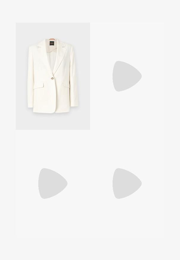 Weißes tailliertes Blazer mit Reverskragen, einem Einzelknopfverschluss und zwei vorderen Taschen. Glattes Material und klare Linien. Markenschild innen sichtbar.; Weißes Maxikleid mit Spaghettiträgern, ausgestattet mit geschichteten Rüschen, Spitzenakzenten und horizontalen Streifen. Leichter Stoff.; Beige Lederflats mit spitzem Zehenbereich, minimalistischem Design, glatter Oberfläche und niedrigem schwarzen Absatz. Elegant und vielseitig für verschiedene Looks.;  Schildpatt-Sonnenbrille mit ovalen Rahmen, braunen Gläsern und schlanken schwarzen Bügeln mit subtilen Musterakzenten.; Goldene Metallohrringe mit einer verlängerten rechteckigen Form, die eine glatte Oberfläche und abgerundete Kanten für ein poliertes Aussehen aufweisen.