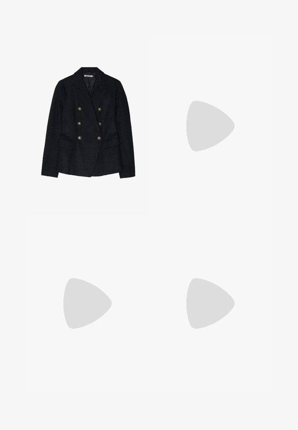 Blazer noir à double boutonnage avec un tissu texturé, comportant deux poches avant et des accents de boutons dorés.; Pull en col roulé noir fabriqué dans un tissu en maille douce, présentant des manches longues et une silhouette ajustée avec un col et un ourlet côtelés.; Pantalons noirs à jambe large en tissu lisse. Dotés d'une taille plate avec passants de ceinture et sans poches visibles. Design simple.; Mocassins en cuir noir avec une semelle plate, présentant une boucle décorative en métal doré à l'avant et un bout légèrement arrondi.