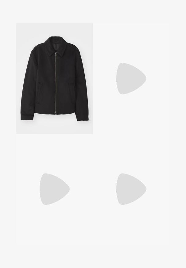 Musta takki vetoketjukiinnityksellä, muotoiltu design, pyöreä kaulus ja viilto-taskut. Valmistettu sileästä, tekstuuripinnoitteisesta kankaasta.; Just Cavalli Vapaa-ajan kauluspaita - black; Musta housut, jotka on valmistettu sileästä kankaasta, ja niissä on etuosassa laskos, nappisulku sekä käänteet nilkassa.; Musta nahkainen loafer, jossa on pyöreä kärki, hienovarainen ommelkoristelu ja matala korko, joka on varustettu sileällä pinnalla ja minimalistisella designilla.