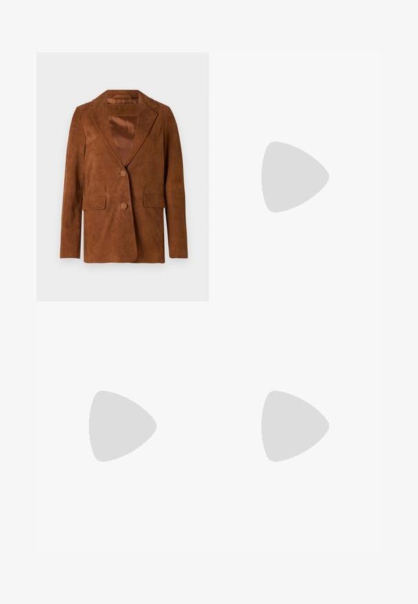 Barna velúrbőr blézer, kihajtott gallérral, két elülső zsebbel, egy gombos záródással és sima selyem béléssel.; Fekete kötött pulóver strukturált mintával, magas gallérral és gombos záródással. Bordázott mandzsetták és alsó szegély, háromszög alakú arany kiegészítéssel.; Farmernadrág szoknya foltos mintázattal, világos és közép kék színű részekkel, rojtos szegéllyel és magas derékkal. Klasszikus öt zsebes stílus.; Fekete bőr Mary Jane lapossarkú cipő, lekerekített orral, ezüst színű kör alakú szegecsekkel és állítható pánttal, csattal.; Fekete bőrből készült mini hátizsák, elülső cipzáras zsebbel és arany színű Love Moschino logóval fehér háttér előtt.