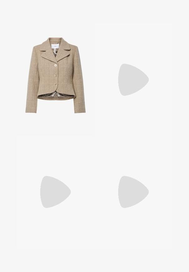 Beige houndstooth bleiseri, jossa on sahalaitapitsi, viisi nappia ja korkealaatuiset helmat. Vuorattu sileällä, neutraalin värisellä kankaalla.; Kermanvärinen neulepusero, jossa on korkea kaula-aukko ja palmikkokuvioita. Varustettu pitkillä hihoilla ja ribbireunuksilla hihansuissa ja helmasssa.; Ruudullinen minihame, jossa on ruskeita, beigejä ja laivastonsinisiä sävyjä, sileä pinta ja suora leikkaus, suunniteltu ilman näkyviä kiinnityksiä.; Mustat nahkasaappaat, jotka ulottuvat polveen, teräväkärkiset, rakenteeltaan kestäviä ja maltillisella korolla. Tasainen pinta, minimaalinen ompelu.; Musta rakenteellinen käsilaukku, jossa on teksturoitu pinta, kultaiset yksityiskohdat ja yläkahva. Yhdistetty mustan bleiserin ja vaaleanbeigehameen kanssa.