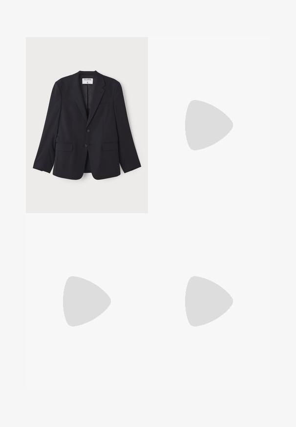 Granatowa marynarka o dopasowanym kroju, z dwoma przednimi kieszeniami, klapami w kształcie notcha oraz dwoma guzikami. Wykonana z gładkiego, lekkiego materiału.; Pasiasta koszula z długim rękawem w ciemnoniebieskim kolorze z pionowymi liniami w kolorze czerwonym, pomarańczowym i purpurowym. Posiada kołnierzyk zapinany na guziki oraz białe guziki.; Granatowe, dopasowane spodnie o prostym kroju, z zaszewkami z przodu, z zapięciem na guzik i bez widocznych kieszeni. Gładka faktura materiału.; Czarne skórzane mokasyny z zaokrąglonym noskiem, subtelnymi przeszyciami i niskim obcasem, charakteryzujące się gładką teksturą i minimalistycznym designem.