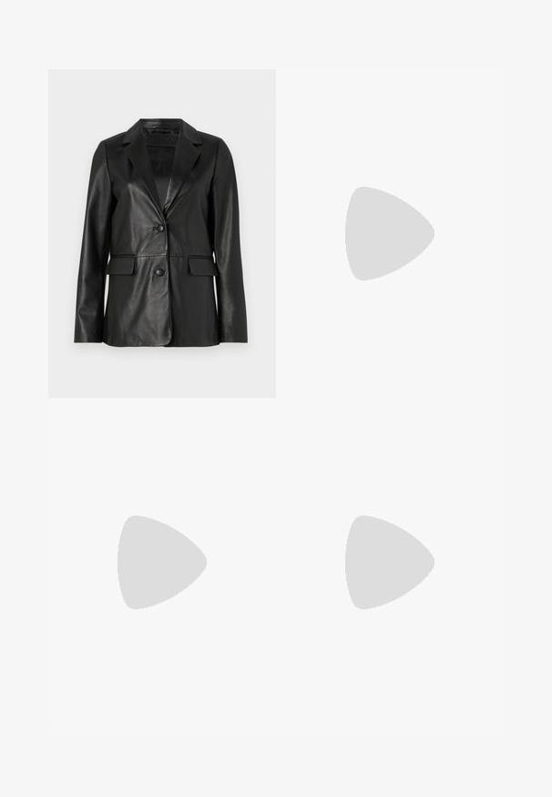 Sort læderblazer med slagkrave, to forreste lommer, enkel knaplukning og glat tekstur. Skræddersyet pasform med lange ærmer.; Hvid ærmeløs top med lange sølvmetallic frynser langs siderne og halsudskæringen, der skaber en iøjnefaldende kontrasterende tekstur og udseende.; Sort satin midi-nederdel med en glat tekstur, der har en høj slids, bælte-løkker og to forlommer for ekstra detaljer.; Hvide sneakers med tekstureret ruskind og læderoverdel, med en leopardprintdetalje på hælen og en gummisål.