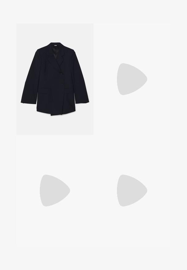 Marineblaues Blazer mit Reverskragen, zwei vorderen Taschen und doppelter Knopfleiste mit einem einzigen Knopfverschluss. Glatte Textur.; Schwarzes Langarmoberteil aus weichem Stoff, mit rundem Ausschnitt und lässiger Passform, seitlichen Schlitzen am Saum für mehr Bewegungsfreiheit.; Marinefarbene Weitbein-Hosen aus einem glatten Stoff, mit einem hohen Bund und zwei vorderen Falten, die bis zu den Beinen verlaufen.; Schwarze Leder-Ankle-Boots mit spitzer Zehenpartie und einem klobigen, quadratischen Absatz. Glatte Textur mit nahtlosem Design und minimalistischem Nähen.; Ree Projects ANN TOTE MINI - Handtasche - black