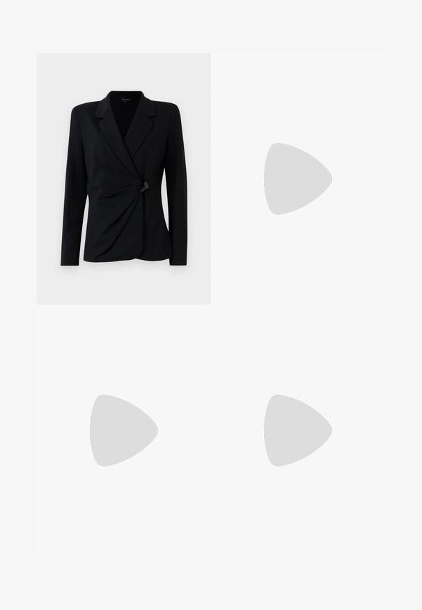 Schwarzer, taillierter Blazer mit langen Ärmeln, der einen Reverskragen, ein drapiertes Vorderdesign und einen einzelnen schwarzen Knopfverschluss aufweist. Aus glattem Stoff gefertigt.; Schwarzes, geripptes Tanktop mit dünnen weißen Streifen, runder Ausschnitt und breiten Trägern. Glatte Textur, figurnahes Design.; WEEKEND MaxMara ELMO - Stoffhose - nero; Schwarzer, spitz zulaufender High Heel mit Krokodilleder-Struktur, elegantem Design, hohem Stiletto-Absatz und glattem schwarzen Innenraum.