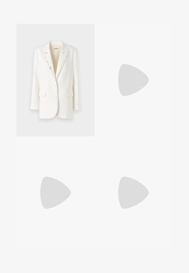 Weiße Blazer mit strukturiertem Design, Reverskragen, zwei Knöpfen und dekorativer silberner Stickerei entlang des Kragens und der vorderen Kanten.; Satinrückenkleid in Hellblau mit strukturiertem Muster, verstellbaren Trägern und einem überkreuzten Vorderdesign. Mittellang mit glatter Oberfläche.; Weiße Leder-Pumps mit spitz zulaufender Zehe, Knöchelriemen und schlanker Stiletto-Absatz. Glatte Oberfläche mit dezent glänzendem Finish.; Beige strukturierte Leder-Umhängetasche mit einem geprägten Flügeldesign. Verfügt über einen Reißverschlussverschluss und einen abnehmbaren Tragegurt mit eingeprägtem Schriftzug.
