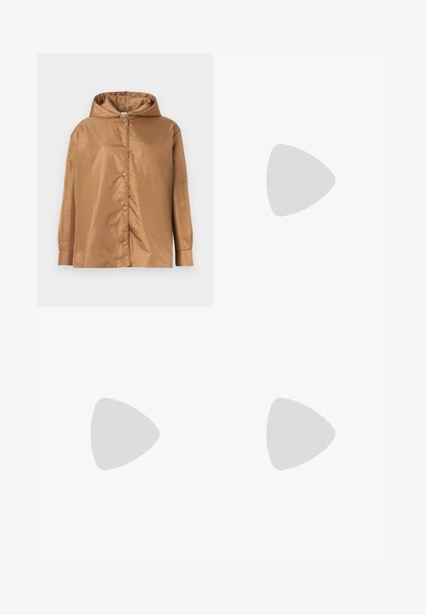 Braune Kapuzenjacke aus glattem Stoff, mit durchgehender Knopfleiste, langen Ärmeln und lockerer Passform. Keine sichtbaren Muster oder Akzente.; DESIGNERS REMIX COSMO TURTLE - Strickpullover - black; Beige weite Hose aus glattem Stoff mit hohem Bund, gepunkteter Vorderseite und umgeschlagenem Saum, ausgestattet mit seitlichen Taschen und sauberem Finish.; Weiße Leder-Pumps mit spitz zulaufender Zehe, Knöchelriemen und schlanker Stiletto-Absatz. Glatte Oberfläche mit dezent glänzendem Finish.