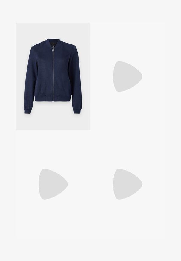Veste bombardier bleu marine avec une fermeture éclair argentée et un tirette ronde, dotée de poignets et d'une taille côtelés, sur un fond blanc uni.; Débardeur blanc sans manches en tissu côtelé, doté d'un col rond et d'une silhouette ajustée, avec des coutures minimales et sans ornements.; Pantalon blanc à cordon de serrage avec de fines rayures verticales bleues et une taille élastique, présenté de face sur un fond uni.; Baskets en daim et cuir noir avec un swoosh latéral crème et un talon crème clair. Dotées de lacets beige et d'une semelle en caoutchouc gomme.
