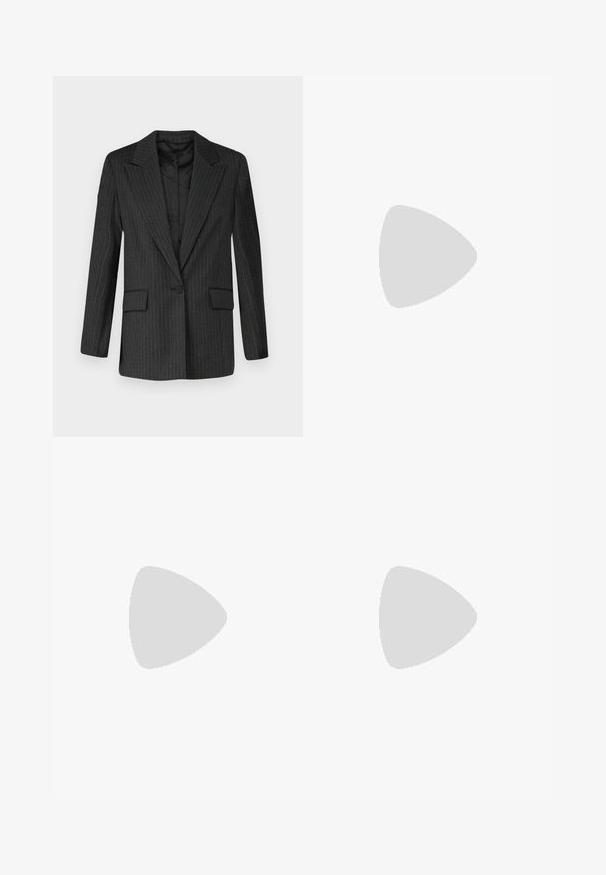 Blazer noir à rayures avec un col cranté, fermeture à un bouton, deux poches avant et une doublure lisse. Coupe structurée, design ajusté.; Chemise à rayures bleu clair à manches longues en coton, dotée d'un col pointu, d'une fermeture à boutons et d'un logo brodé sur la poitrine.; Pantalons taille haute, à jambes larges, de couleur gris foncé avec des fines rayures verticales. Dotés d'une coupe ajustée et d'une texture douce. Détail plissé à l'avant.; Des sandales noires à talons hauts avec des fines lanières au design noué, un bout carré lisse et un talon aiguille élégant.; Lunettes de soleil noires avec verres dégradés, de forme carrée, et une branche texturée noire et blanche à motif. Présente un accent en logo argenté.; Boucles d'oreilles en argent avec une finition lisse et brillante. Forme arrondie, conception légère, avec un fermoir à tige.