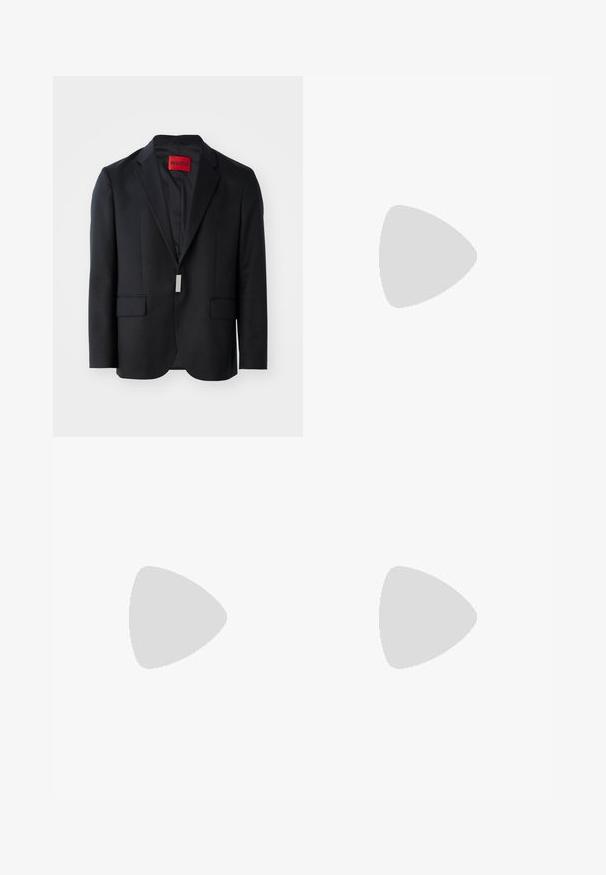 Blazer nero con rever a punta, due tasche frontali e interno semplice. Presenta un'etichetta rossa con "HUGO" all'interno. Design sartoriale.; Maglietta nera a maniche lunghe con chiusura a bottoni, colletto classico e orlo arrotondato; presenta bottoni neri e un logo rosso all'interno del colletto.; Pantaloni neri a gamba dritta con vita con bottoni, passanti per cintura e piega frontale, esposti su uno sfondo bianco semplice.; Mocassini in pelle nera con un pannello anteriore testurizzato e lati lisci. Presentano un tacco sottile e un anello sul retro per una vestibilità facile. Design classico.