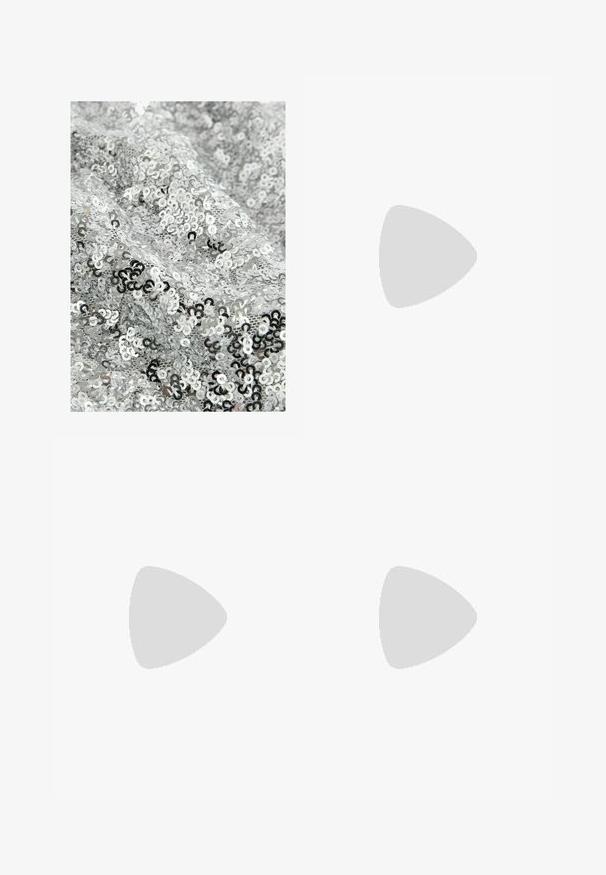 Zilveren paillettenstof met ronde pailletten in verschillende maten, die een gemêleerd, reflecterend oppervlak creëren dat er gekreukt uitziet.; zero MIT STEHKRAGEN - Top - brilliant white; Paarse gestreepte broek met plooien, met een hoge taille en rechtlopende pasvorm. Gemaakt van een gladde, textuurstof.; Zwarte suède hoge hakken met een spitse neus, knoopdetail aan de voorkant en enkelbandje. Beschikt over een slanke stilettohak en een strak ontwerp.