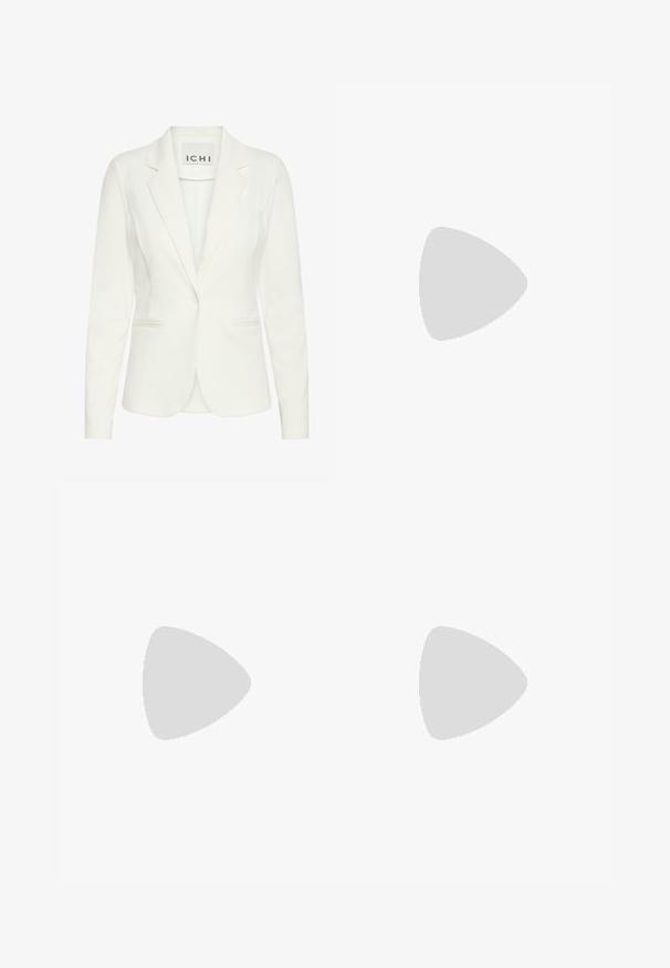 Hvid blazer lavet af glat stof, med enkel knaplukning, notched revers og to frontlommer. Mærket siger "ICHI."; Sort langærmet top med off-shoulder design. Fremstillet af glat stof, har det en tætsiddende form og sømløs konstruktion.; Sort lagkage nederdel med tre lag af flæser og et tekstureret blomsterdesign. Elastisk talje for komfort og pasform.; Hvide patentlæder højhælede sko med spids tå og en glat overflade, der har en slank hæl og en lav skæring omkring åbningen.; Sorte rektangulære solbriller med mørke linser, prydet med et gyldent geometrisk design på siderne. Glatte plaststel og glansfuld finish.