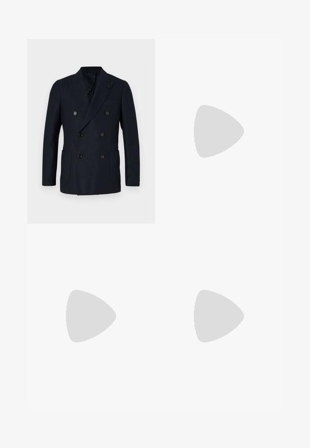 Dvojřadý tmavě námořnický blazer s texturovanou tkaninou, čtyři přední knoflíky, klopové límce a dvě postranní kapsy. Klasický střih.; Černá košile s dlouhým rukávem vyrobená z hladké látky, s klasickým límečkem, knoflíkovou légou a volným střihem s manžetovými rukávy.; Černé kalhoty s přizpůsobeným střihem, rovné nohavice, standardní poutka na opasek a hladká textura. Žádné viditelné vzory nebo kovové části.; Černé kožené pánské mokasíny s nízkým podpatkem a klasickým designem se sponou, zobrazené v bočním profilu na bílém pozadí.
