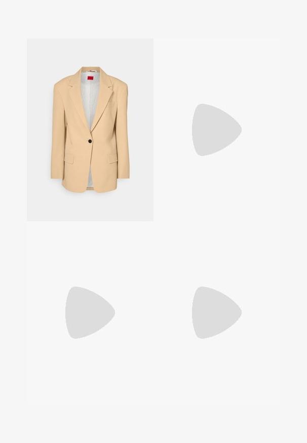 HUGO AGURA - Palton scurt - open beige; Pulover gri închis cu guler rotund, realizat dintr-o țesătură moale. Are mâneci lungi, manșete cu nervuri și un detaliu subtil al logo-ului pe partea din față, jos.; Jeans skinny din denim indigo închis, cu o talie medie, design clasic cu cinci buzunare și detalii subtile de cusătură pe cusături.; Loafer platform negru, cu talpă groasă, din piele netedă, cu curea decorativă și talpă texturată pe fundal alb.