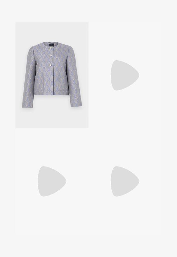 Gekürzte Jacke in hellem Lavendel mit einem goldenen Blumenmuster. Verfügt über einen runden Halsausschnitt, vier metallische Knöpfe und zwei Vordertaschen.; Zwei ärmellose Oberteile in Schwarz und Weiß. Hergestellt aus weichem, dehnbarem Stoff mit ribbeliger Textur und körpernahem Schnitt. Mit schmalen Trägern ausgestattet.; Cremfarbene Kunstleder-Midirock mit breitem Bund, Gürteldetail und A-Linie-Silhouette. Glatte Textur mit genähten Nähten und minimalen Akzenten.; Schwarze Patentleder-High-Heel-Slingback-Pumps mit spitzem Zeh, verstellbarem Knöchelriemen und offenen Seiten. Glatte Textur.; Tasch in hellbraunem Leder mit gefälteltem Design, verstellbarem Tragegurt und runder Form. Minimalistische Markenkennzeichnung auf der Vorderfläche.