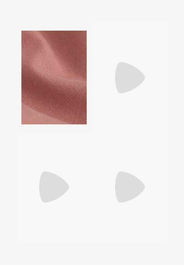 Material tessile con una superficie morbida e texturizzata in una tonalità di rosa tenue, caratterizzato da un sottile motivo diagonale e una sensazione di morbidezza.; Abito a maniche lunghe con motivo floreale giallo, bianco e nero. Presenta chiusura con bottoni sul davanti, colletto, due tasche sul petto e una cintura in vita.; Décolleté slingback in design di stampa bovina bianco e nero. Parte superiore in tessuto con finitura testurizzata e tacco nero sottile.; Borsa a tracolla gialla, intrecciata, con un design quadrato, caratterizzata da una texture liscia, una tracolla decorativa annodata e accessori in tono oro.; Orecchini a cerchio in argento con finitura lucida, caratterizzati da una forma circolare e una chiusura a cerniera, che enfatizzano un design elegante e minimalista.