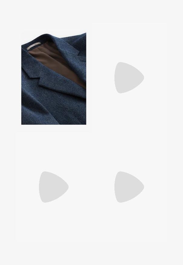 Next REGULAR FIT DONEGAL - Švarkas - blue; Balta medvilninė marškinėliai su ilgomis rankovėmis, juoda kaklaraištis-varlyte ir juodais mygtukais per visą priekį.; Jūriniai kelnių su tiesiomis kojos linijomis dizainas, su priekiniais mygtukais ir užtrauktuku, pagaminti iš lygaus audinio su subtilia tekstūra.; Juodos odinės loafer tipo bateliai su lygiu paviršiumi, turintys siuvinėtą dizainą ir dekoratyvų metalo grandinėlės akcentą ant batų viršaus. Plokščias kulnas.