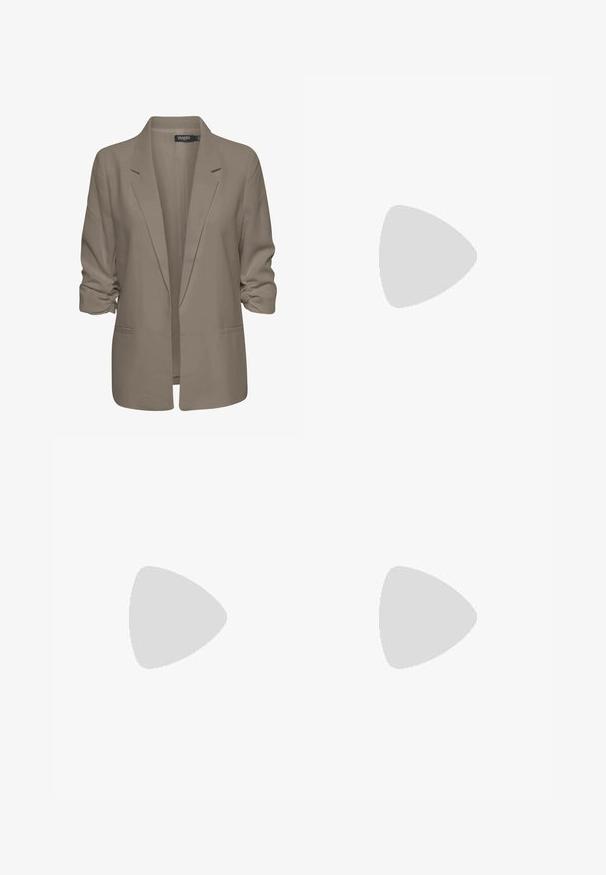 Beige, losse blazer van een gladde stof, met opgerolde mouwen, twee zijzakken en een geknipt revers ontwerp.; Drie langmouwige tops gestapeld: zwart, grijs en wit. Elke top heeft een ronde halslijn en een cropped ontwerp van soepel, lichtgewicht materiaal.; Lichtblauwe denim flared jeans met een vervaagde wassing, vijf zakken, gestikte details en een rits met knopsluiting.; Beige suède ballet flats met een zwarte leren ronde neuskap, lage hak en een gladde textuur, met minimale stiksels en een schone uitstraling.