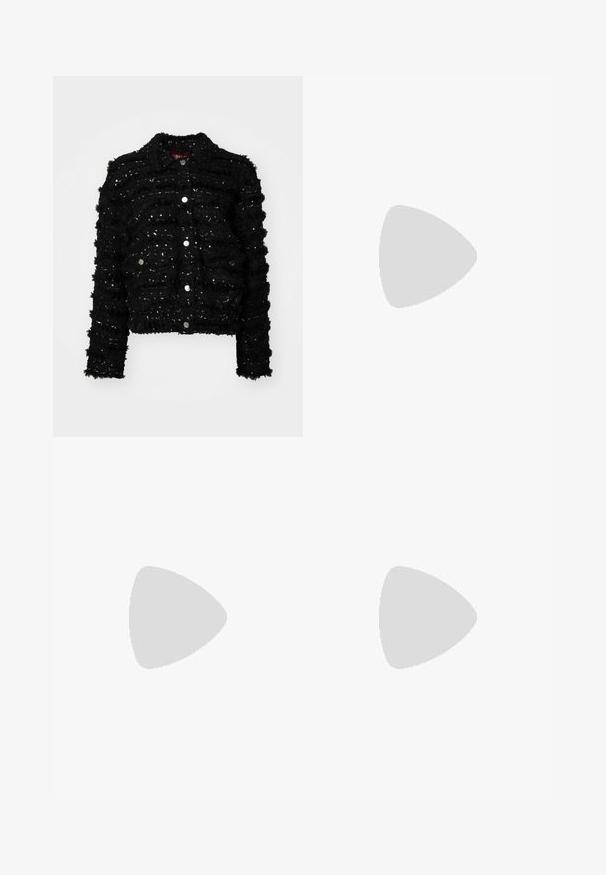 Schwarze Jacke aus strukturiertem Material mit erhabenen Streifen und silbernen Pailletten. Sie hat einen kragenähnlichen Ausschnitt und einen Knopfverschluss an der Vorderseite.; Weißes Kurzarmhemd aus leichtem Stoff, mit einem Button-Down-Kragen und zwei Brusttaschen. Glatte Textur mit passgenauer Passform.; Schwarze strukturierte Shorts mit mehreren Lagen und fransigen Kanten; verziert mit Pailletten, die einen subtilen Schimmereffekt erzeugen.; Schwarze Lederflats mit spitzem Zehenbereich und Knöchelriemen mit goldener Schnalle. Glatte Textur mit leicht glänzender Oberfläche.; Silberne Creolen mit einem polierten Finish, die ein kreisförmiges Design und nahtlose Scharniere aufweisen und eine glatte Textur präsentieren.
